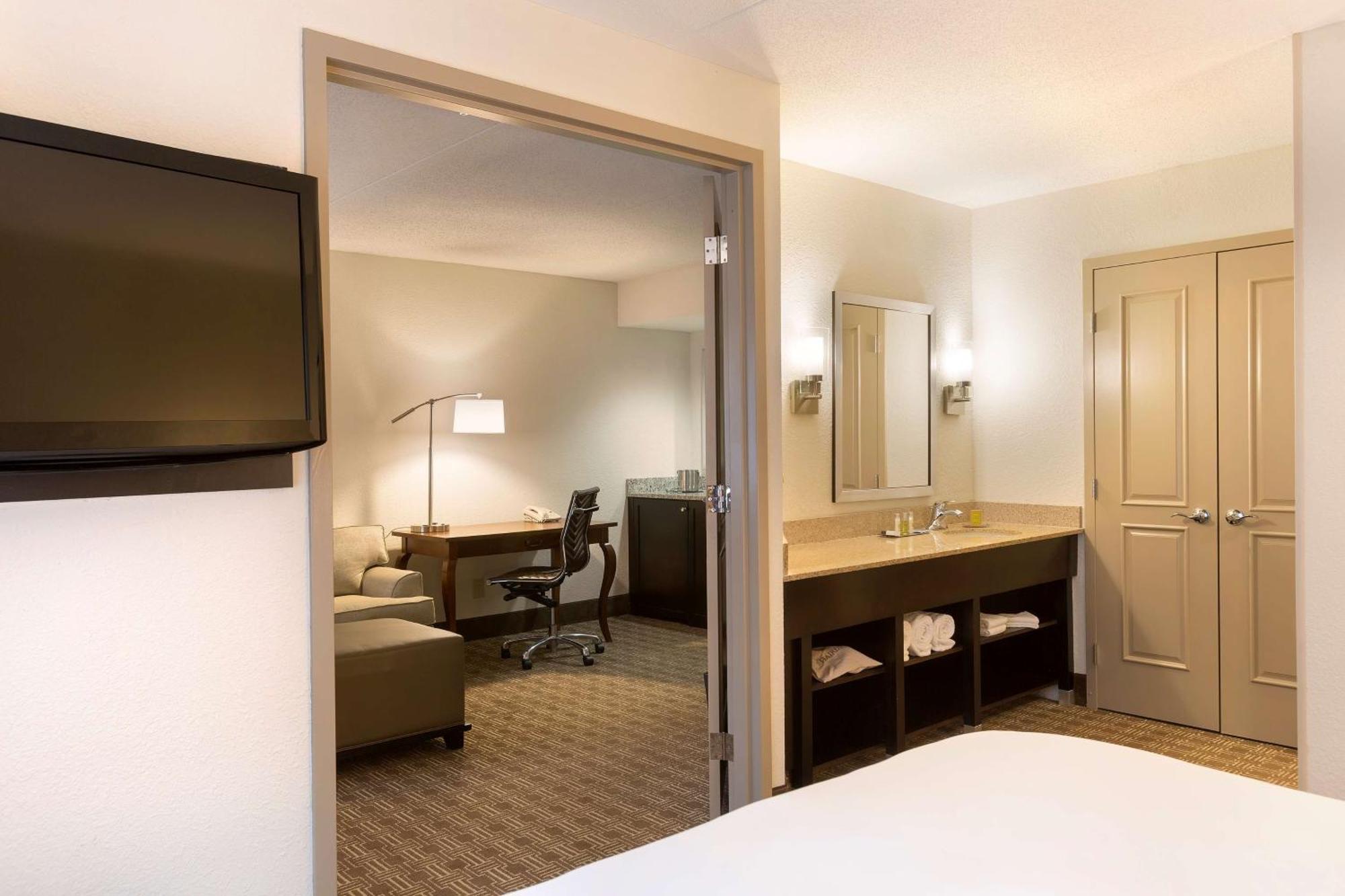 Doubletree Suites By Hilton Nashville Airport Exterior photo