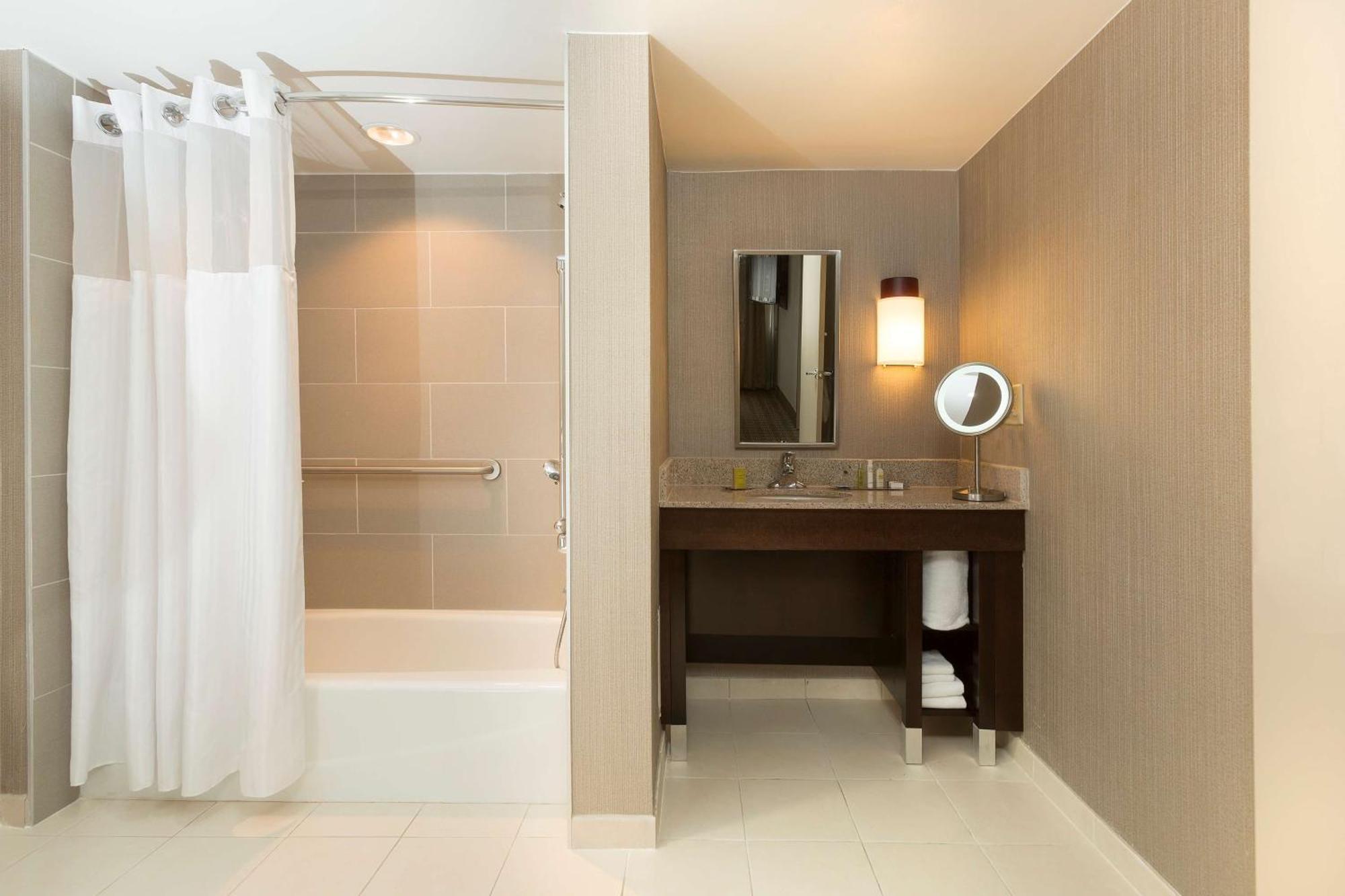 Doubletree Suites By Hilton Nashville Airport Exterior photo