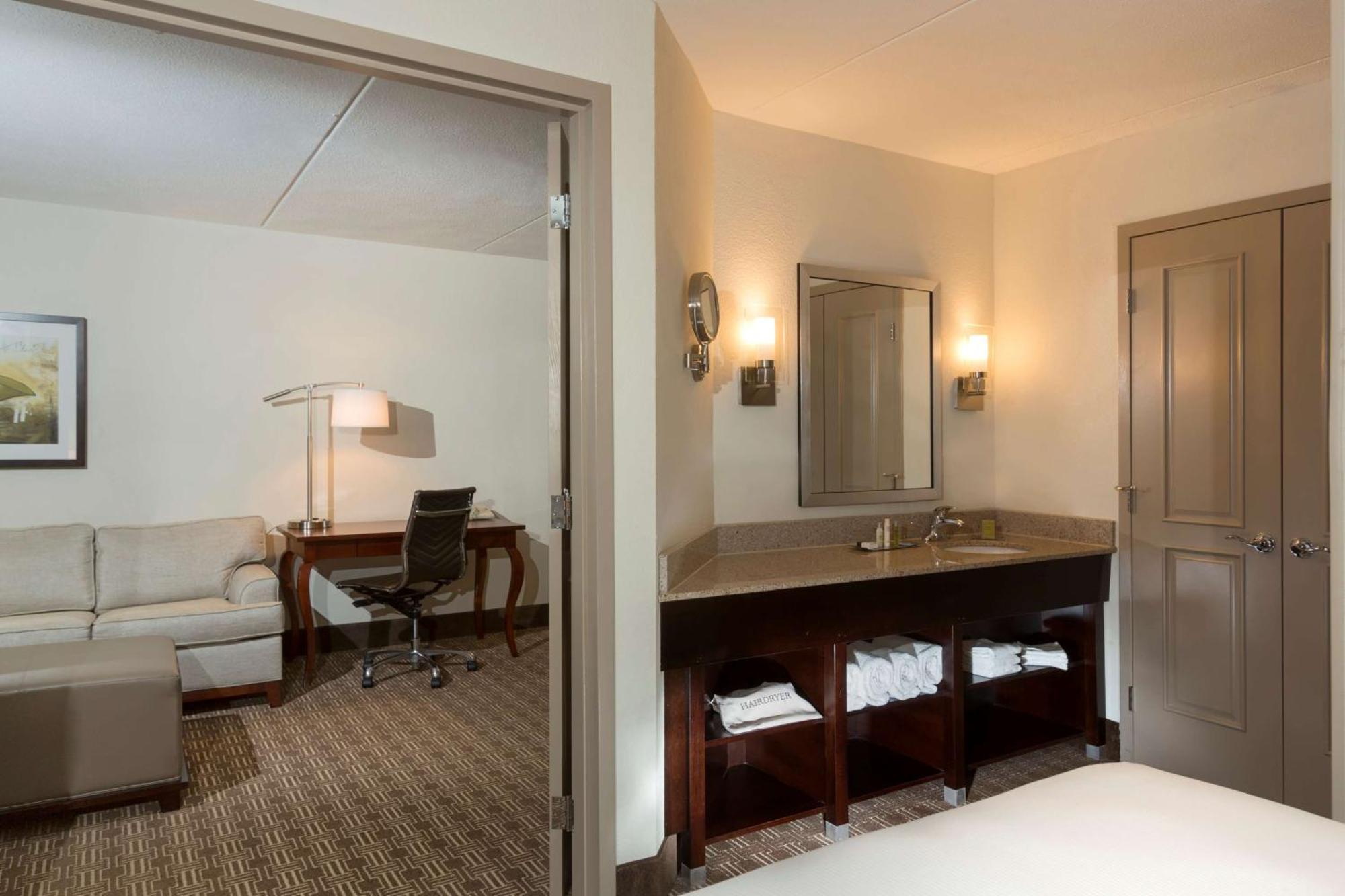 Doubletree Suites By Hilton Nashville Airport Exterior photo